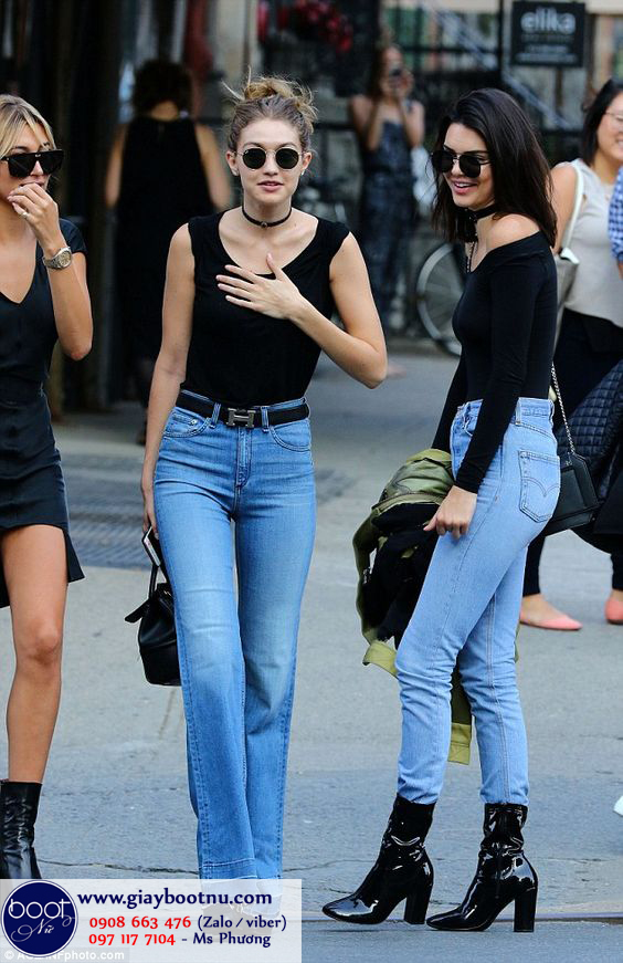 Jeans luôn là một gợi ý lý tưởng để nàng mix cùng boot da bóng cổ ngắn!