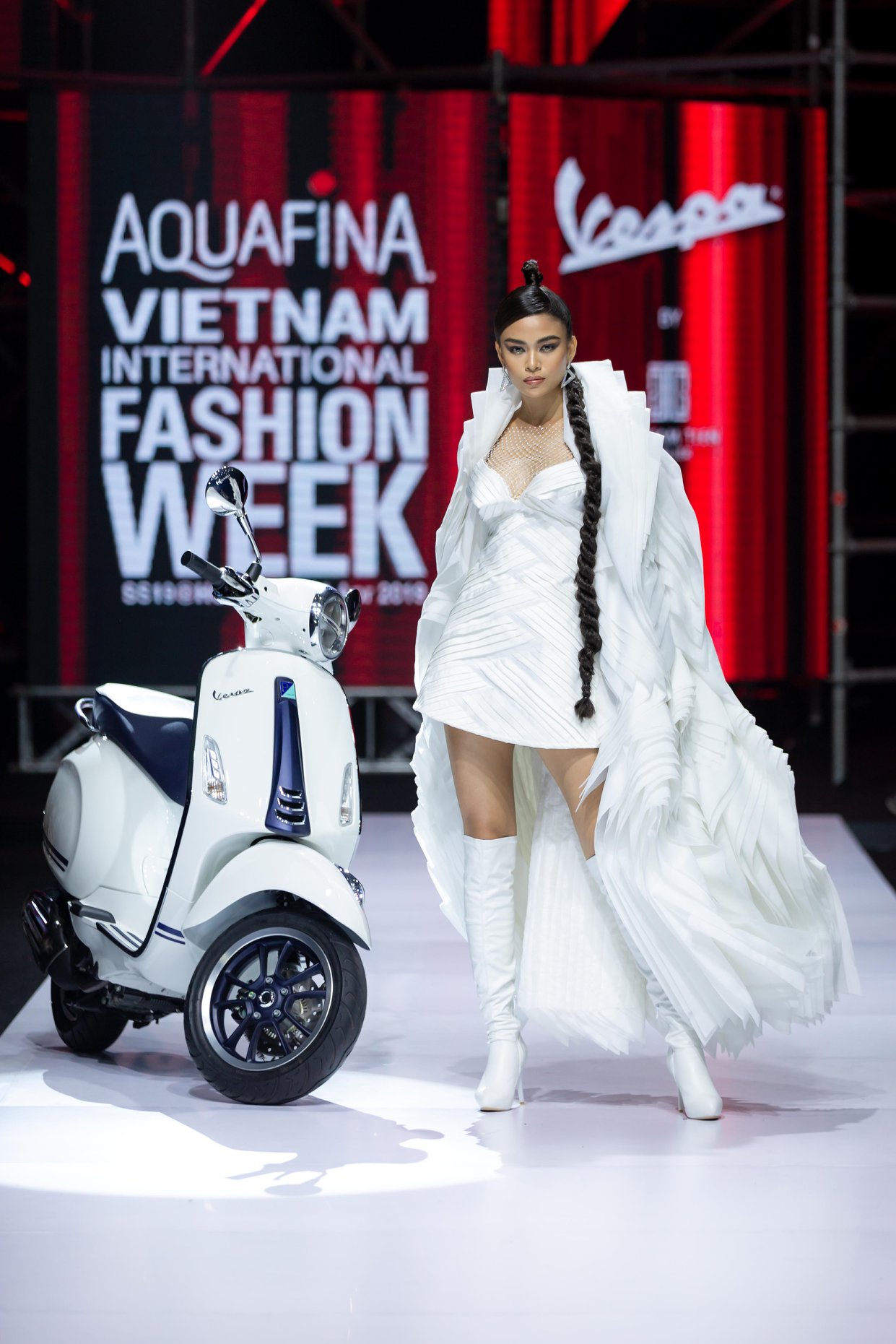 Boot nữ ống cao ngang đùi màu trắng toả sáng cùng bộ sưu tập thời trang của NTK Lý Giám Tiền