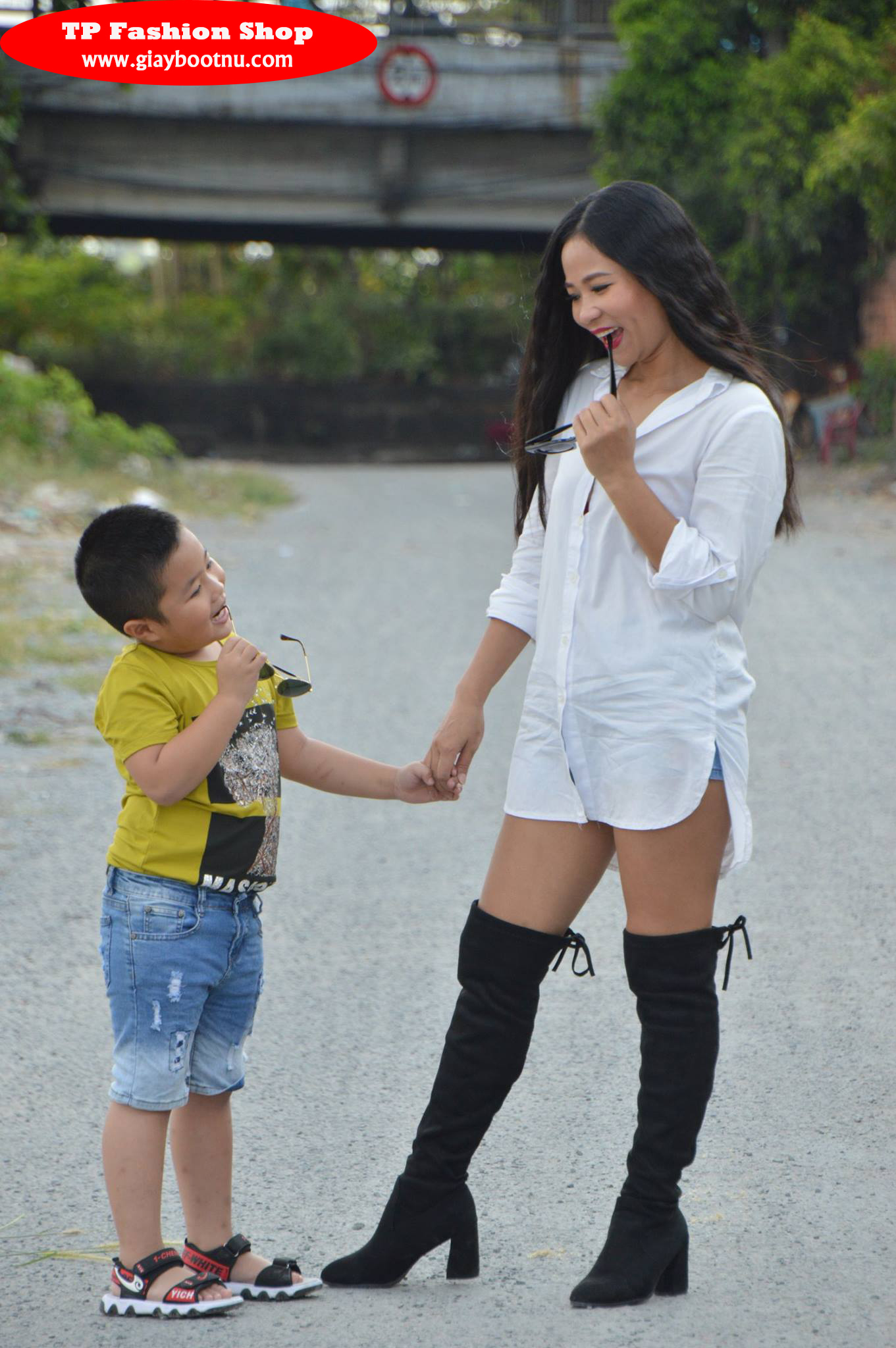 Hot Mom xinh đẹp Thu Hương với boot ống cao qua gối da lộn GCC0802