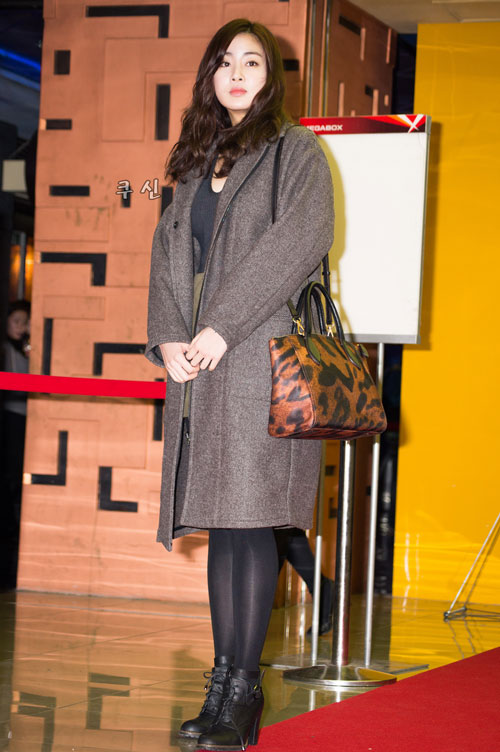 Kang Sora quyến rũ với áo khoác dạng dài và giày boot nữ cổ ngắn