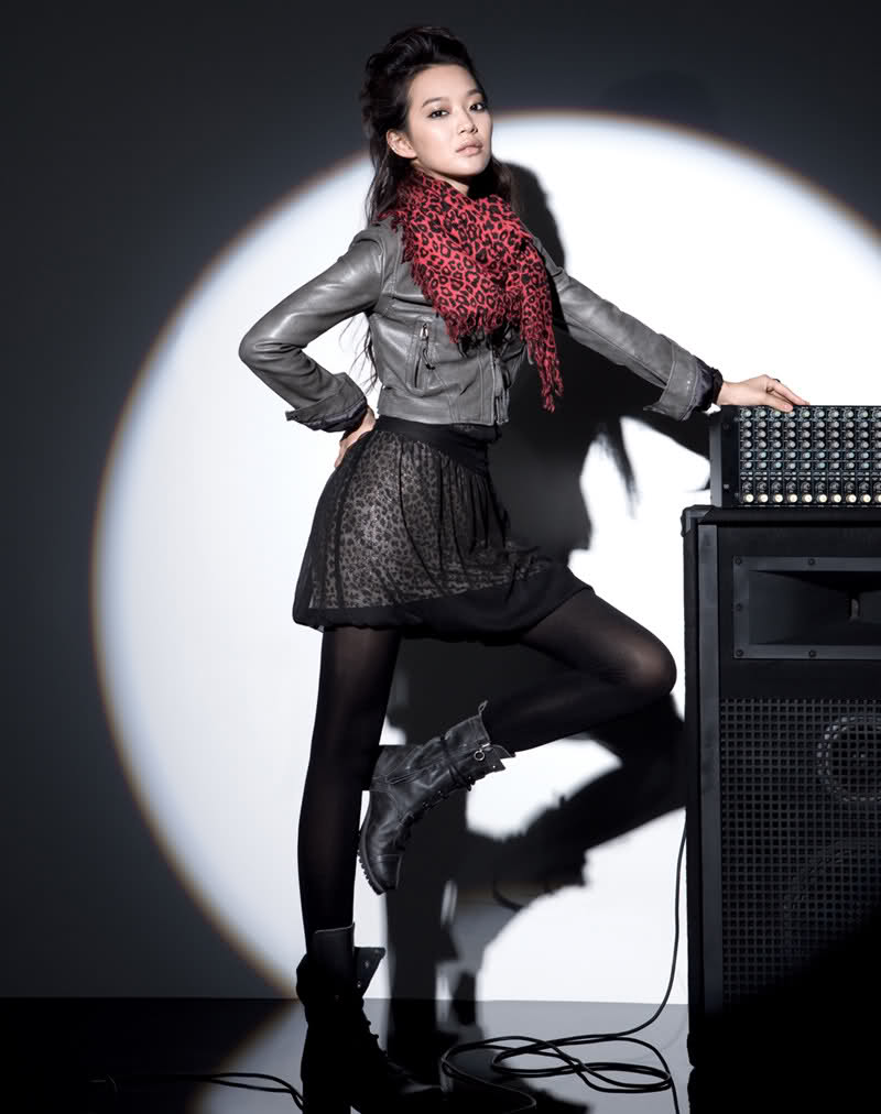 Shin Min Ah nữ hoàng quảng cáo mix cùng giày boot nữ đẹp