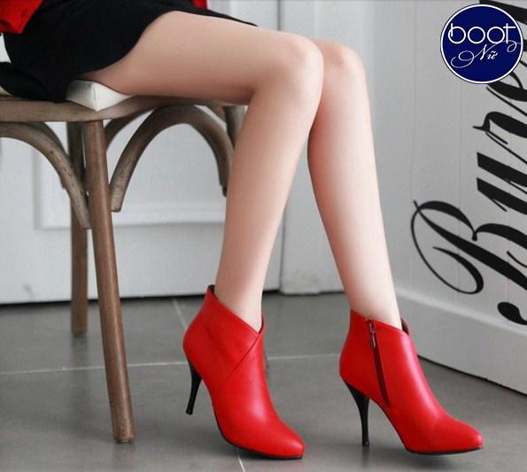 Giày boot nữ màu đỏ cut out trẻ trung hiện đại cao 9cm dễ dàng di chuyển