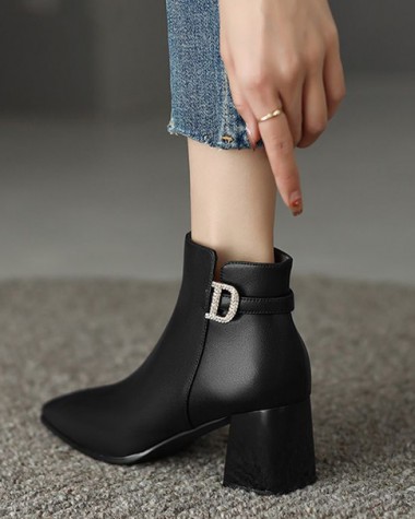 Boot cổ ngắn gót vuông chữ D SÀNH ĐIỆU GBN113 Boot cổ ngắn gót vuông chữ D SÀNH ĐIỆU GBN113