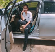 Huỳnh Ngọc Như Ý trẻ trung hiện đại với boot cổ ngắn cao gót GBN5803